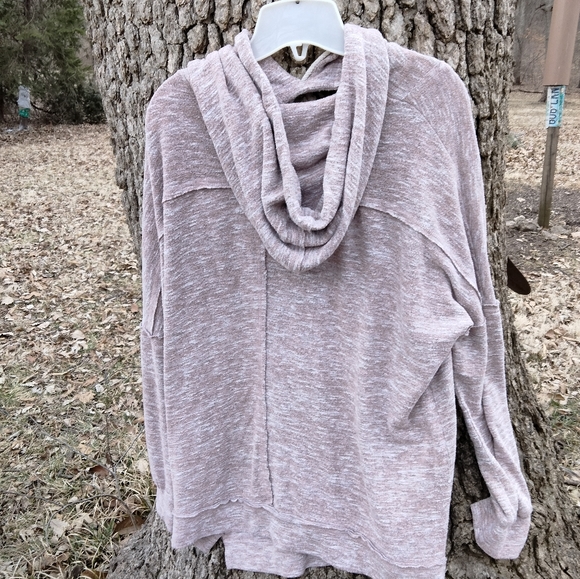 ⬇️ Price Drop! ⬇️Easel Cut Out Hoodie in size S - Picture 2 of 4